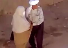 پیراهن داغ نوجوان روی تخت فارسی سکی او